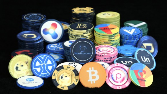 Фишки для игры в покер с логотипами криптовалют